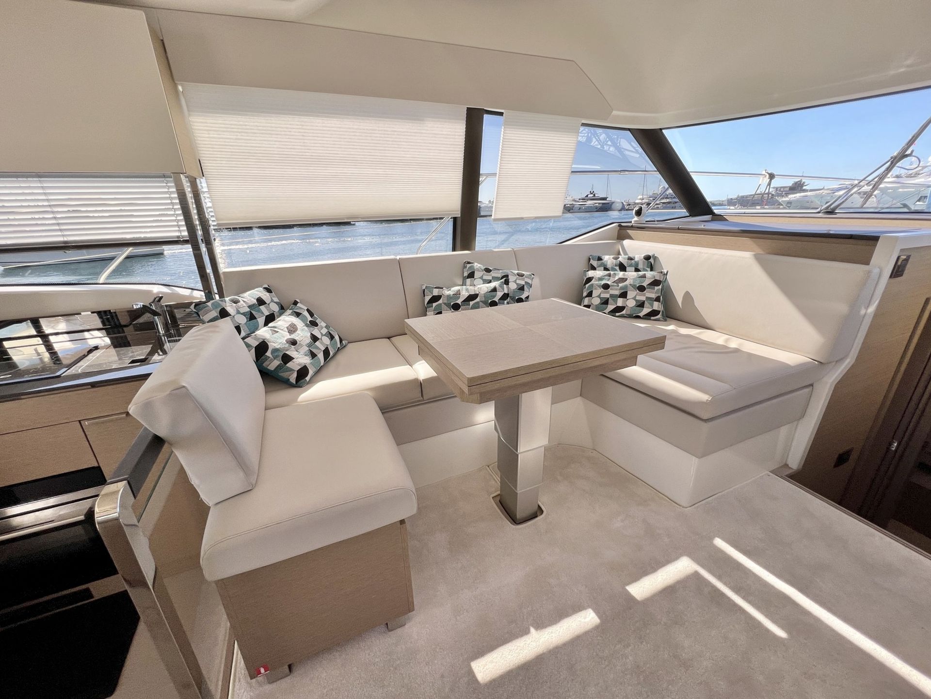 slider 5 Prestige Yachts Prestige 420 Fly